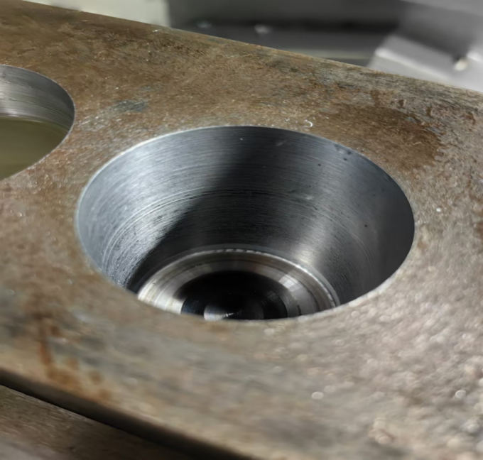 4 Achsen 3 Achsen Vertikalbearbeitungszentrum SV960L Tischgröße 1100*550mm Vertikalfräsenzentrum 10