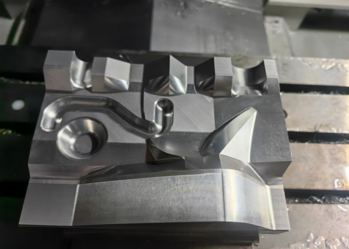 4 Achsen 3 Achsen Vertikalbearbeitungszentrum SV960L Tischgröße 1100*550mm Vertikalfräsenzentrum 12