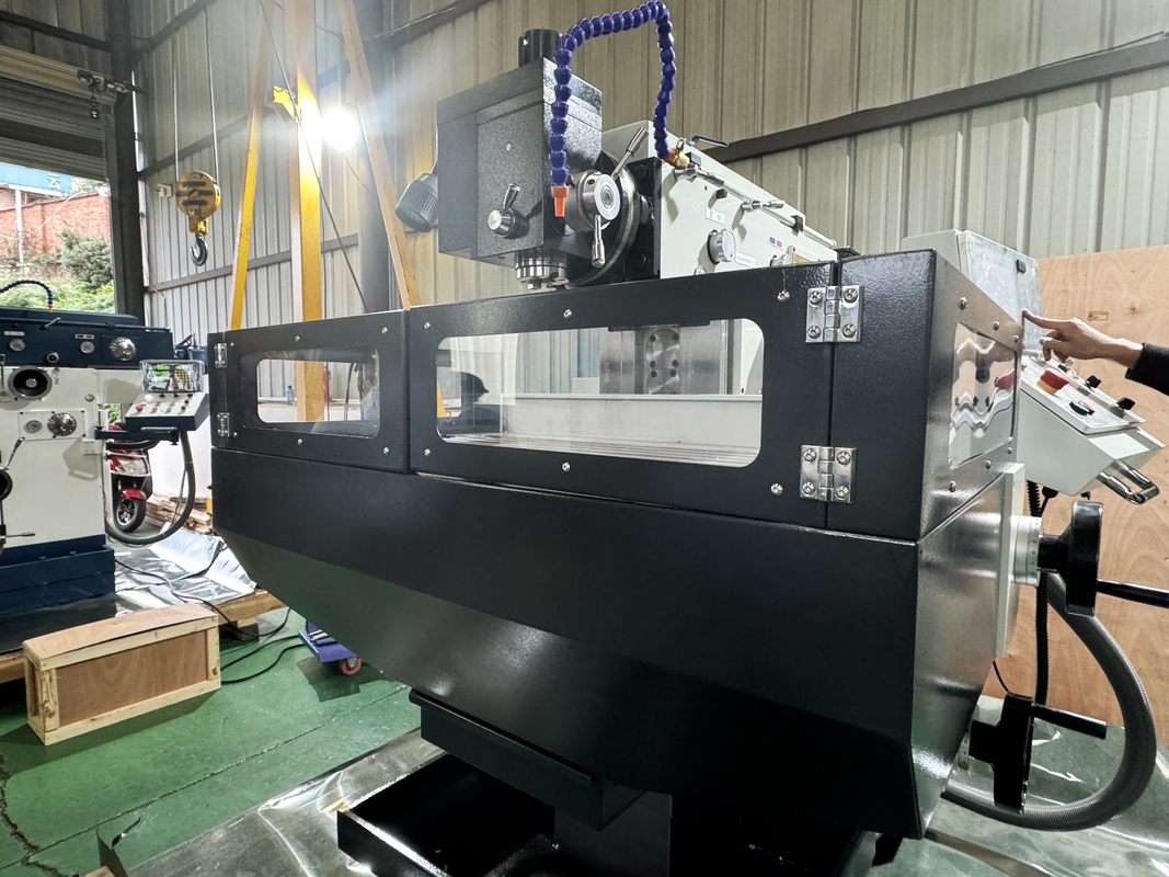 4 Achsen vertikale CNC-Fräsmaschine XKH8140A für die Verarbeitung kleiner Formen CNC-Handwerkzeuguniverselle Fräsmaschine