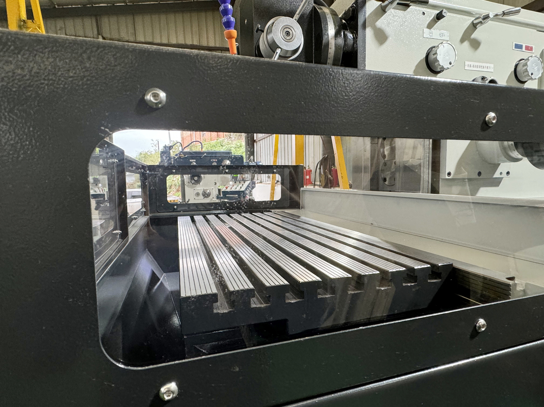 4 Achsen vertikale CNC-Fräsmaschine XKH8140A für die Verarbeitung kleiner Formen CNC-Handwerkzeuguniverselle Fräsmaschine