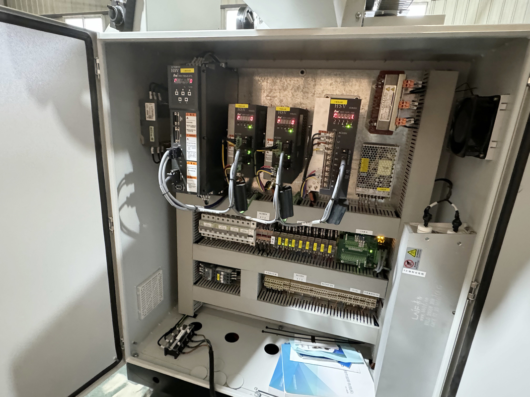 4 Achsen vertikale CNC-Fräsmaschine XKH8140A für die Verarbeitung kleiner Formen CNC-Handwerkzeuguniverselle Fräsmaschine