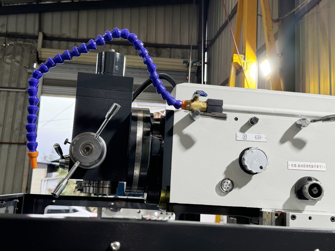 4 Achsen vertikale CNC-Fräsmaschine XKH8140A für die Verarbeitung kleiner Formen CNC-Handwerkzeuguniverselle Fräsmaschine