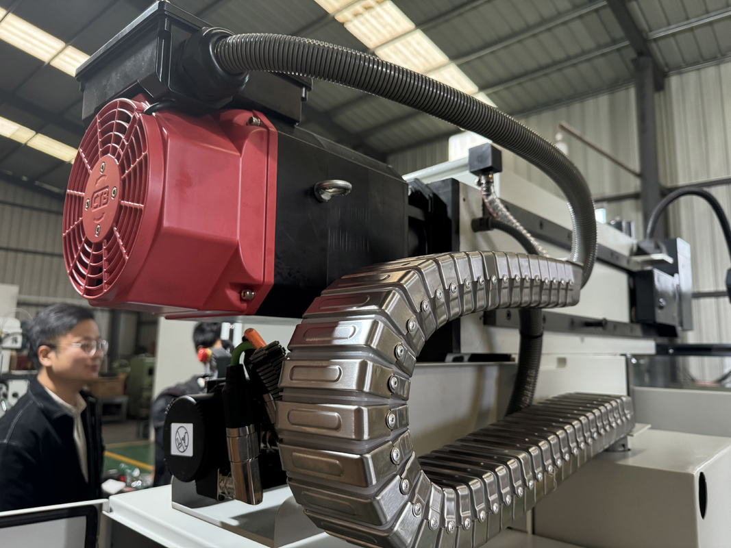 4 Achsen vertikale CNC-Fräsmaschine XKH8140A für die Verarbeitung kleiner Formen CNC-Handwerkzeuguniverselle Fräsmaschine