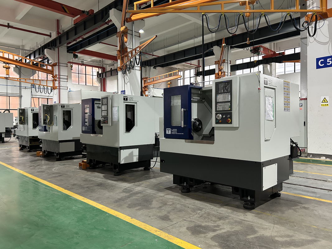 Wirtschaftliche CNC-Drehmaschine T300 GSK-Controller Programmierbares Hydraulic Tailstock Horizontales Schrägbett CNC-Drehmaschine