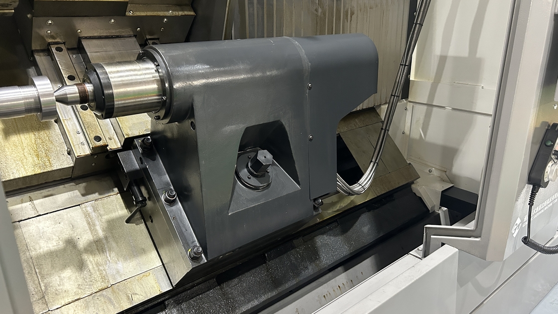 Slant Bed CNC Drehmaschine HTC63Q Maximale Schneidlänge 3000mm Schwere Schneidspindel CNC Horizontale Drehmaschine