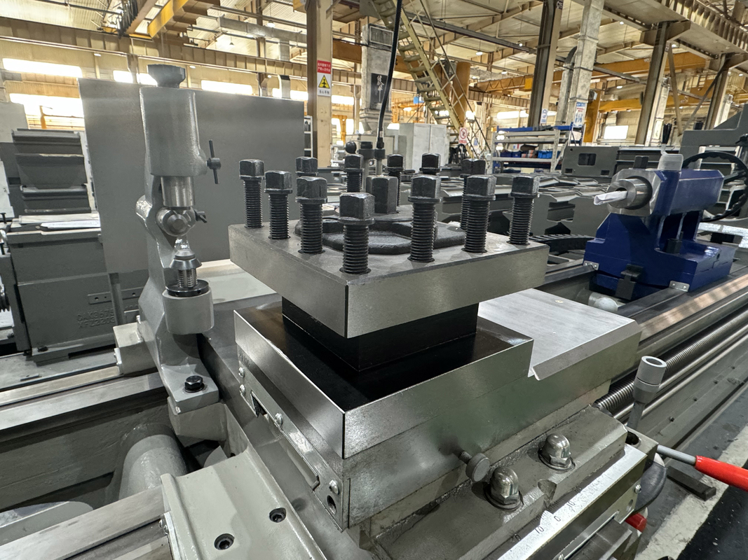 Universelle Drehmaschine CW6180B Hohe Steifigkeit 600 mm Bettbreite Schwerlastmotor Drehmaschine