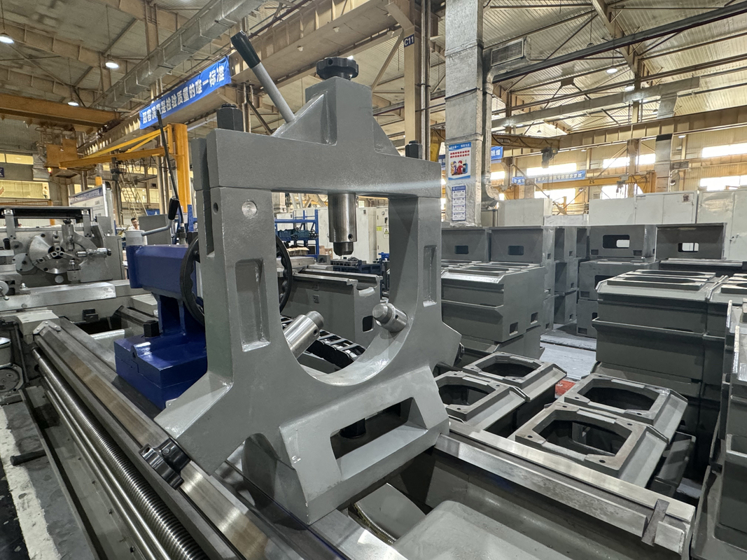 Universelle Drehmaschine CW6180B Hohe Steifigkeit 600 mm Bettbreite Schwerlastmotor Drehmaschine