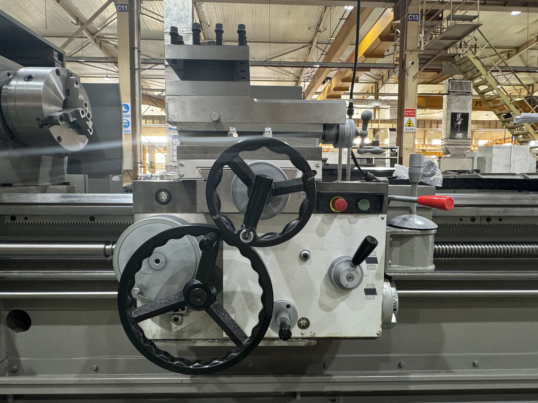 Universelle Drehmaschine CW6180B Hohe Steifigkeit 600 mm Bettbreite Schwerlastmotor Drehmaschine