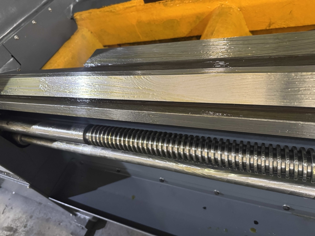 Schwere Drehmaschine für große Metallteile CQW61100F Große Schaukel starke Schneidmaschine
