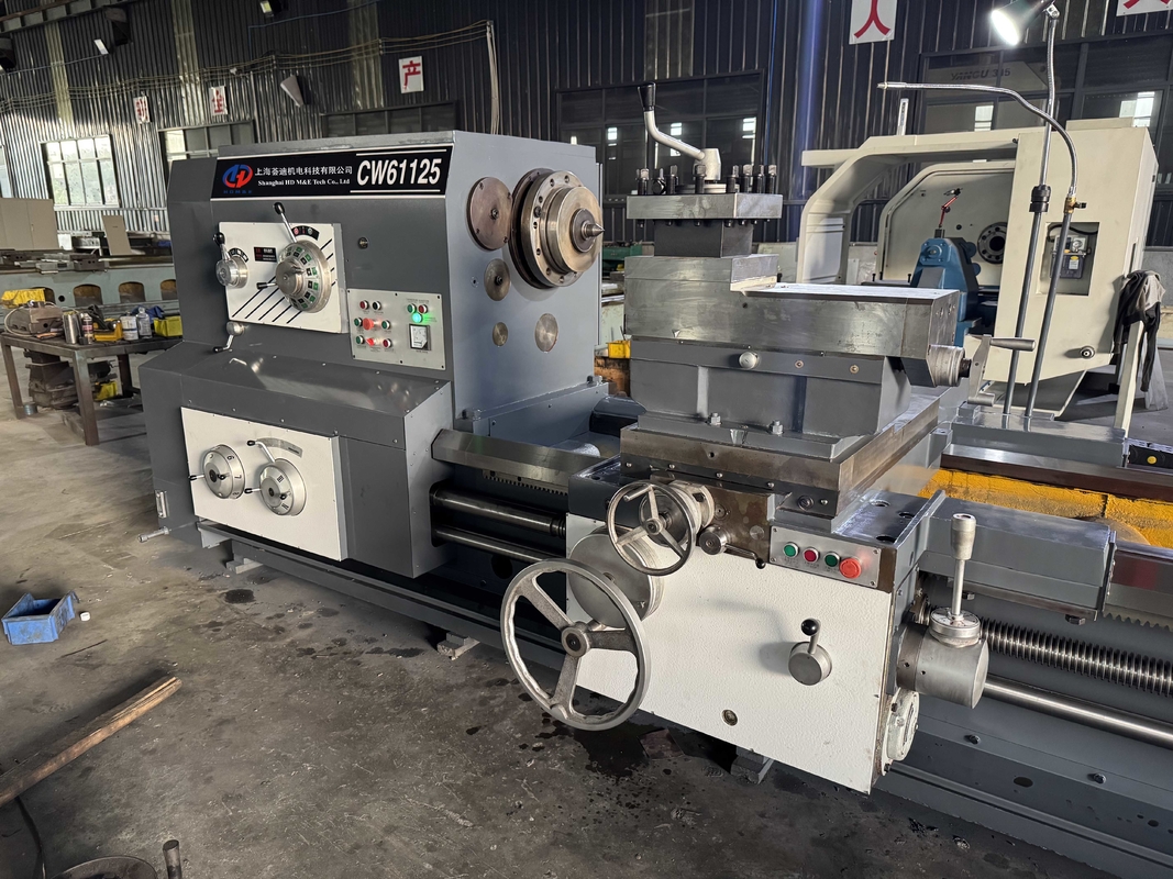 Leistungsstarke Schwerlast-Drehmaschine CW61125 mit großer Spindelbohrung 130 mm, gewöhnliche horizontale Leit- und Zugspindeldrehmaschine