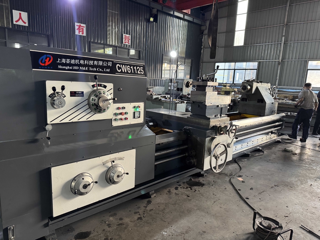 Leistungsstarke Schwerlast-Drehmaschine CW61125 mit großer Spindelbohrung 130 mm, gewöhnliche horizontale Leit- und Zugspindeldrehmaschine
